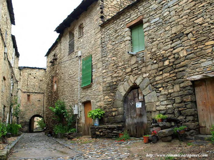 CASER&Iacute;O DE ACCESO AL PUEBLO